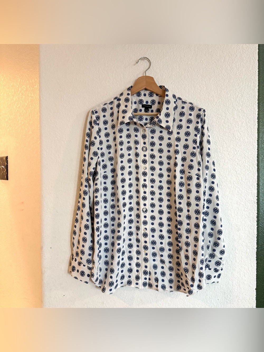 Talbots Womens Shirt White Blue Medallion Long Sleeve Button Up Size Large
